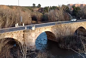 Vista del Puente califal sobre el río Henares