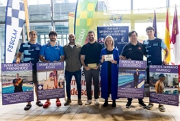 Ana Guarinos, Alcaldesa de Guadalajara hace entrega de una placa y cartel conmemorativo de cada deportista que se incorporará al Muro de la Fama