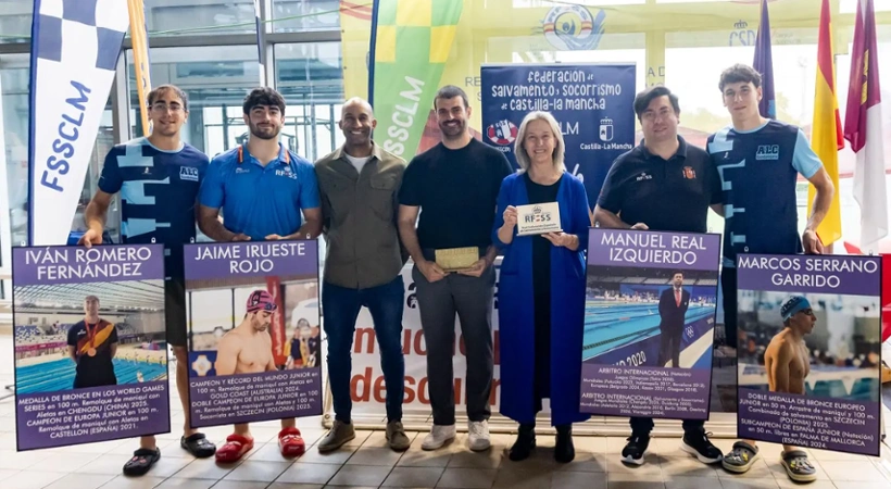 Ana Guarinos, Alcaldesa de Guadalajara hace entrega de una placa y cartel conmemorativo de cada deportista que se incorporará al Muro de la Fama