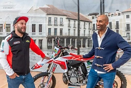 Armengol Engonga, Concejal de Deportes, junto a Pedro Moreno, cuatro veces campeón de Freestyle