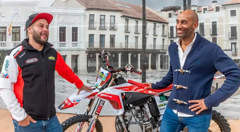 Armengol Engonga, Concejal de Deportes, junto a Pedro Moreno, cuatro veces campeón de Freestyle