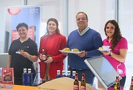 Víctor Morejón, Concejal de Turismo junto a Marina Casas, representante del grupo Mahou-San Miguel, en la puesta en marcha de la Ruta del Sabor Mahou.