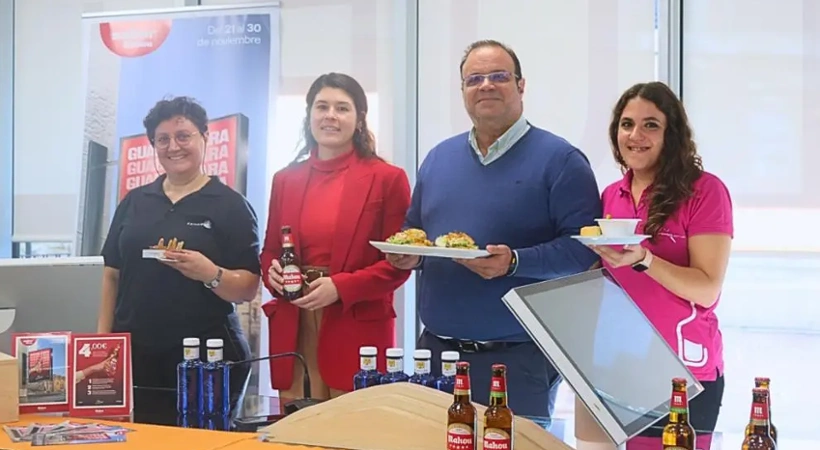 Víctor Morejón, Concejal de Turismo junto a Marina Casas, representante del grupo Mahou-San Miguel, en la puesta en marcha de la Ruta del Sabor Mahou.