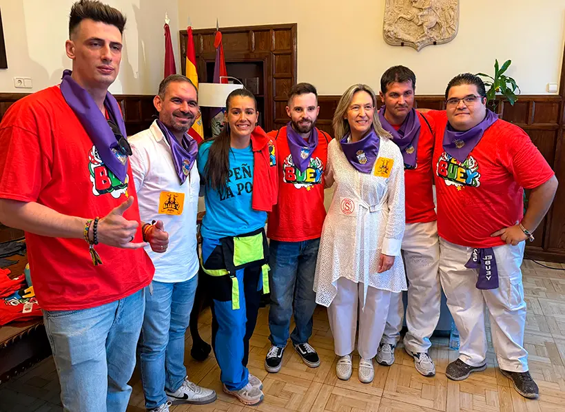 Ana Guarinos y el concejal de Festejos con Isabel Aaiún e integrantes de la Peña El buey