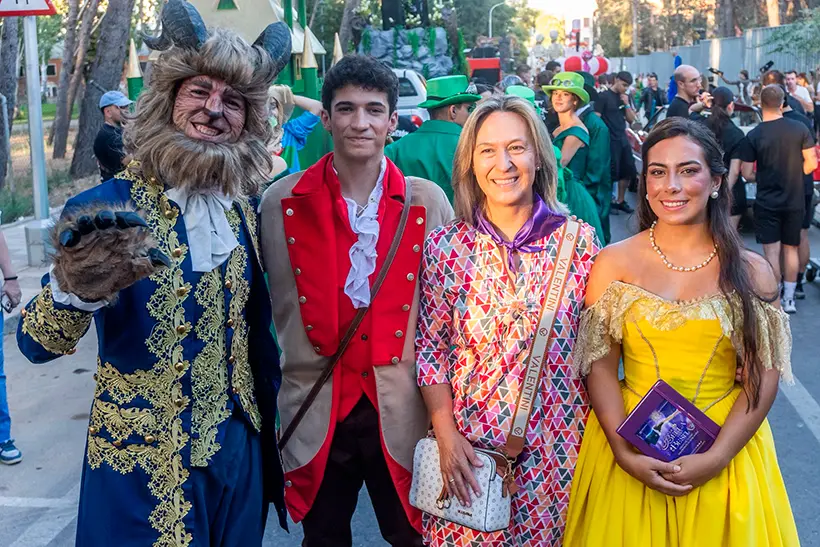 Ana Guarinos con participantes en el Desfile de Carrozas
