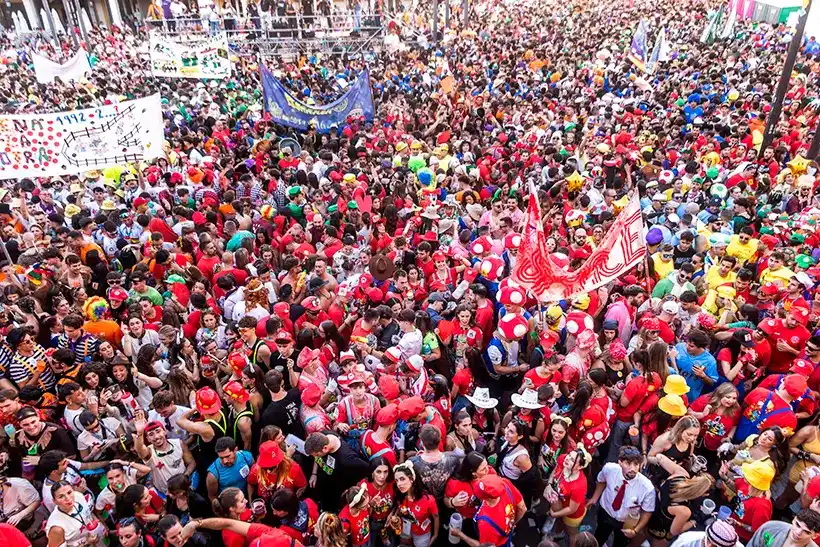 Asistentes al chupinazo en la semana grande de Guadalajara