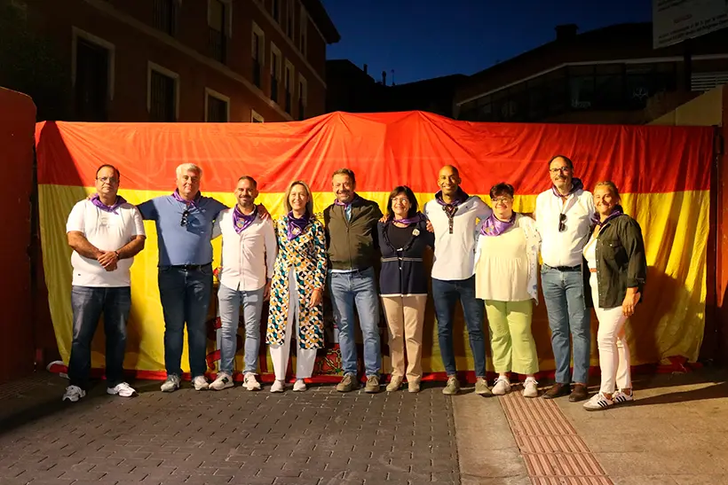 Foto de grupo de los representantes del Ayuntamiento junto a la alcaldesa Ana Guarinos durante el encierro