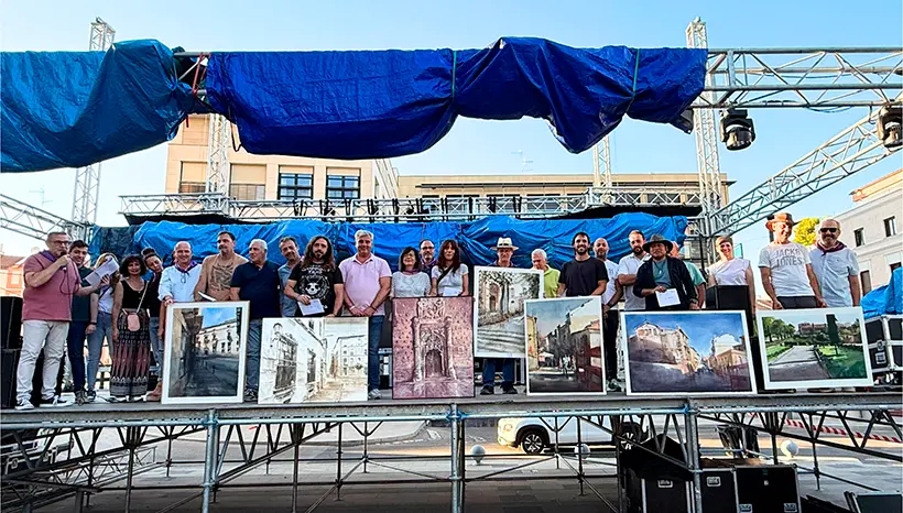 Participantes en el escenario del XXVI Certamen de Pintura Rápida Ciudad de Guadalajara