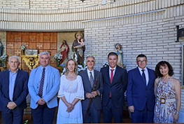 Ana Guarinos, junto al alcalde pedáneo, Fernando Arroyo, el segundo teniente de alcalde, Alfonso Esteban, y los concejales David García y Chema Antón, así como otros miembros de la Corporación y el alcalde pedáneo de Iriépal, Andrés Herranz