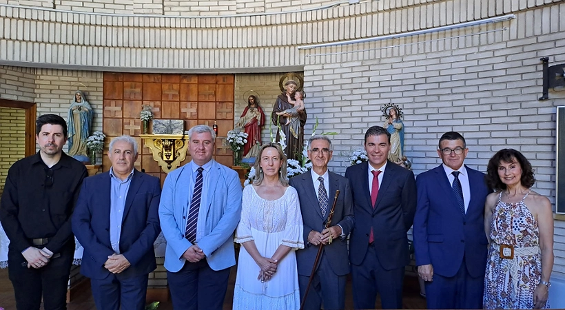 Ana Guarinos, junto al alcalde pedáneo, Fernando Arroyo, el segundo teniente de alcalde, Alfonso Esteban, y los concejales David García y Chema Antón, así como otros miembros de la Corporación y el alcalde pedáneo de Iriépal, Andrés Herranz