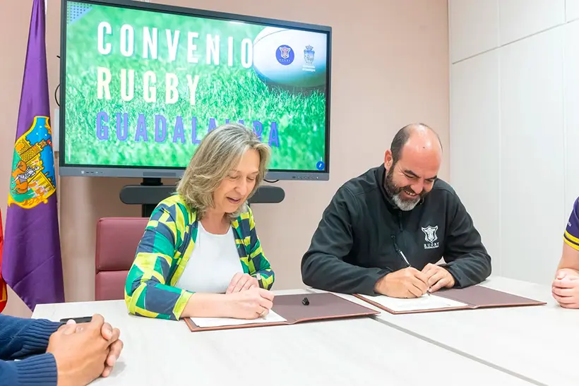 Ana Guarinos, alcaldesa y Javier Hernández, presidente del club firman el convenio de colaboración