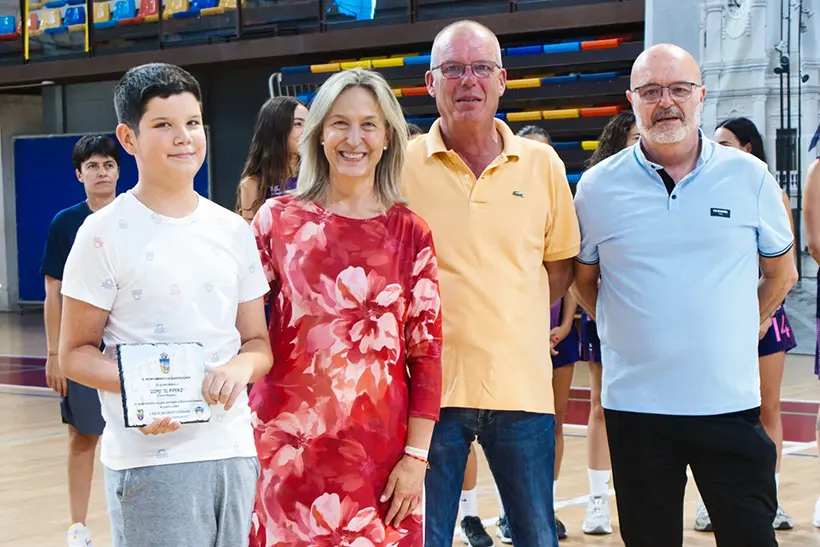 Ana Guarinos, junto a los dos hijos y nieto de Goyo el pipero
