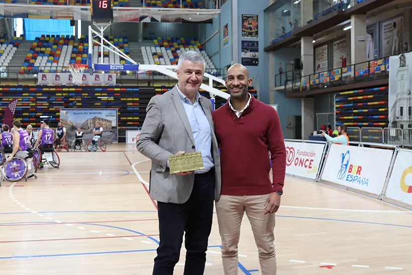 Armengol Engonga, concejal de Deportes junto al presidente de la Federación Española de Deportes de Personas con Discapacidad Física, Enrique Álvarez