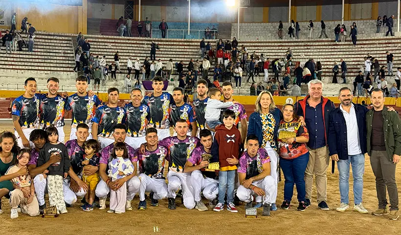 Equipo de recortadores en la Feria Chica 2025