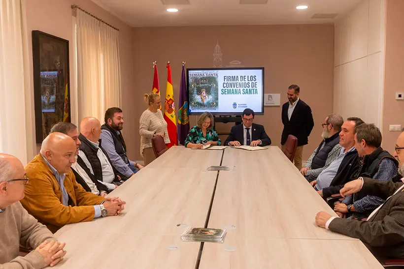 Representantes de las cofradías y hermandades junto a la alcadesa durante la firma del convenio