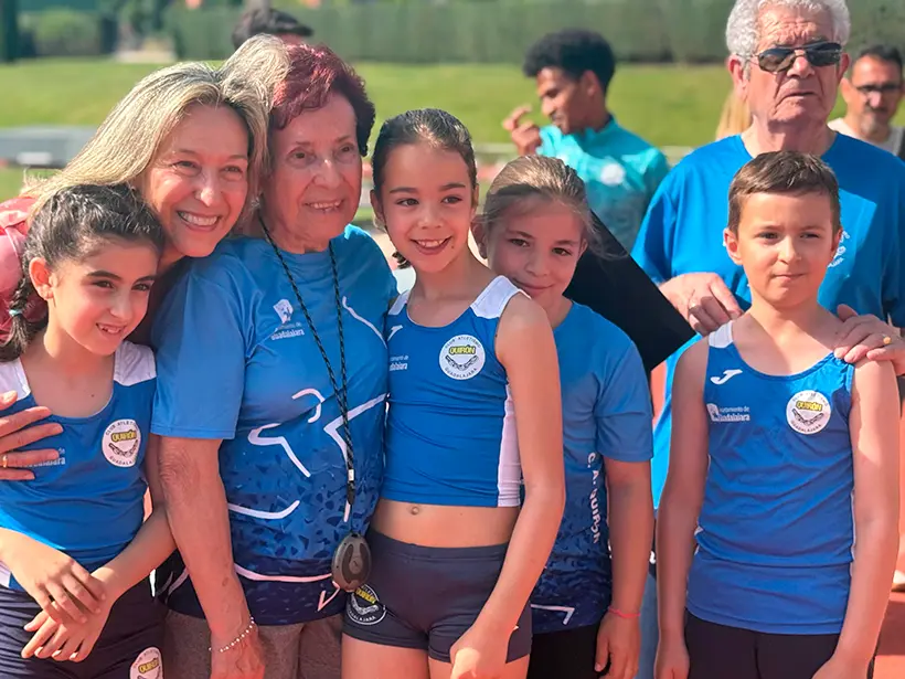 Ana Guarinos junto a participantes del homenaje