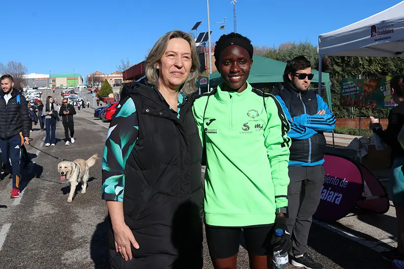 Ana Guarinos junto a la corredora Aciru Knight