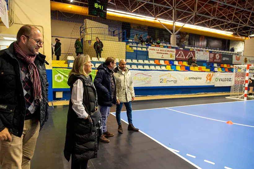 Ana Guarinos visita la nueva pista del polideportivo David Santamaría