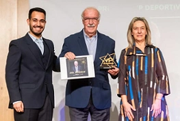 Ana Guarinos entregó el Premio Cultura y Deporte al exseleccionador nacional Vicente del Bosque