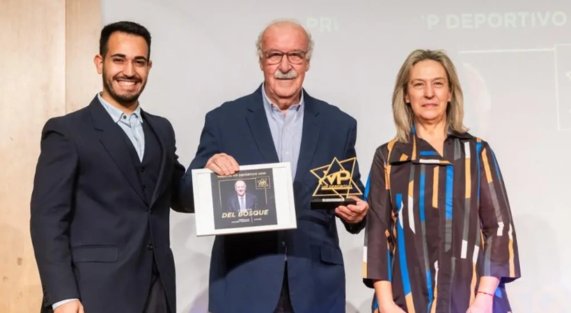Ana Guarinos entregó el Premio Cultura y Deporte al exseleccionador nacional Vicente del Bosque