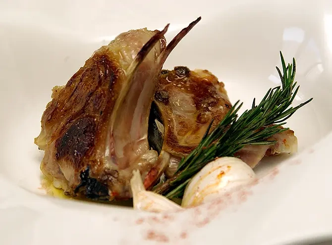 Plato de cabrito asado