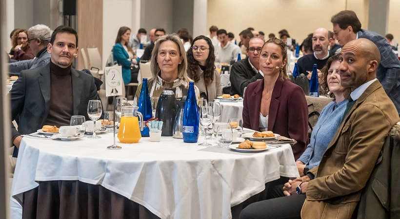 Ana Guarinos destaca la alianza entre deporte y empresa en el desayuno empresarial con Gemma Mengual