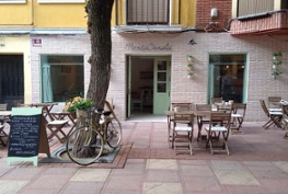 Terraza exterior de la cafetería Menta Canela