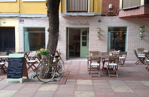 Terraza exterior de la cafetería Menta Canela