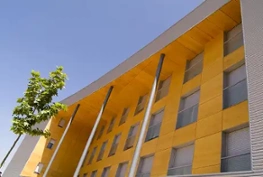 Fachada del edificio de viviendas turísticas de Señorío de Molina