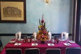 Mesa preparada en el comedor de la Cafetería Alcalá