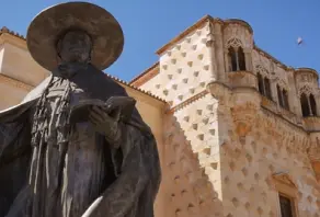 Estatua del Cardenal Mendoza frente al Palacio del Infantado