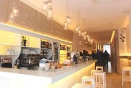 Interior de la taberna La Favorita