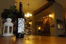 Interior de la Taberna Porta Gayola