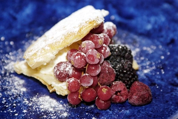 Postre de frutos rojos y hojaldre