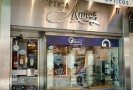 Fachada de Ópticas Muñoz en la calle Miguel Fluiters