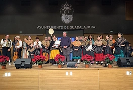 El coro del Colegio Niña María y la ronda de La Cotilla triunfan en el XXXV Concurso de Villancicos