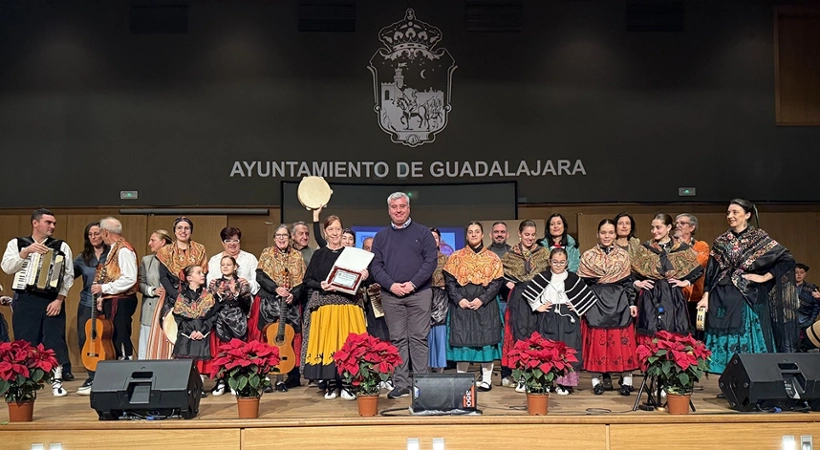 El coro del Colegio Niña María y la ronda de La Cotilla triunfan en el XXXV Concurso de Villancicos
