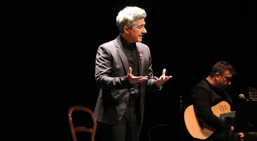 El Teatro Buero Vallejo se llena para disfrutar de “Historias de la Copla” de Juan Valderrama