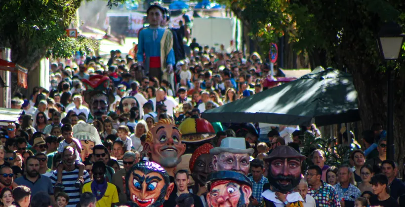 Desfile de la comparsa de Gigantes y Cabezudos de Guadalajara