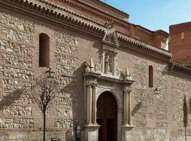 Destacado de la fachada principal de la Iglesia de Santiago