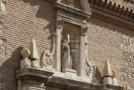 Destacado de la fachada principal de la Iglesia de Santiago