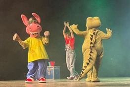 Actuación de CantaJuegos en el Teatro Buero Vallejo