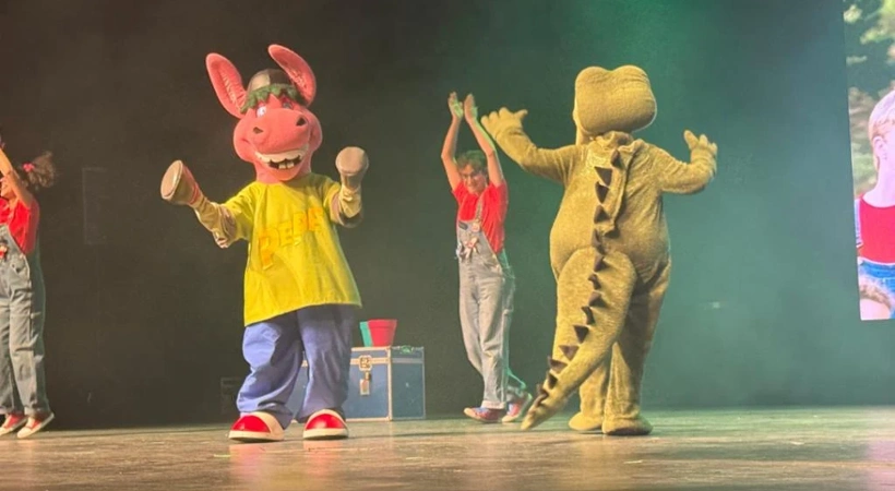 Actuación de CantaJuegos en el Teatro Buero Vallejo