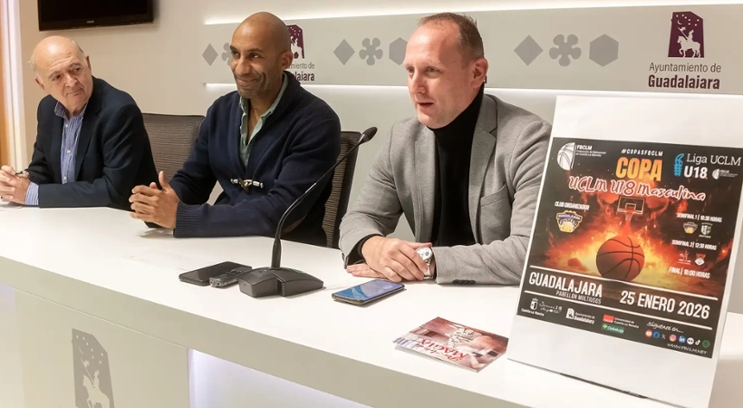 Concejal de Deportes, Armengol Engonga, junto al presidente de la Federación de Baloncesto de Castilla-La Mancha, José Esteban Gálvez, y el presidente de Guadabasket, Luis Miranda