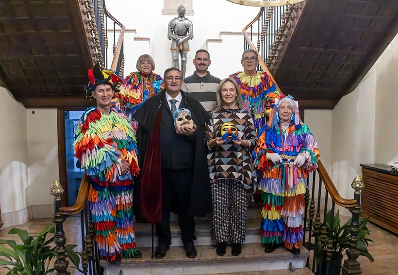  Ana Guarinos, recibió en el Ayuntamiento al pregonero del Carnaval 2026, Felipe Sanz