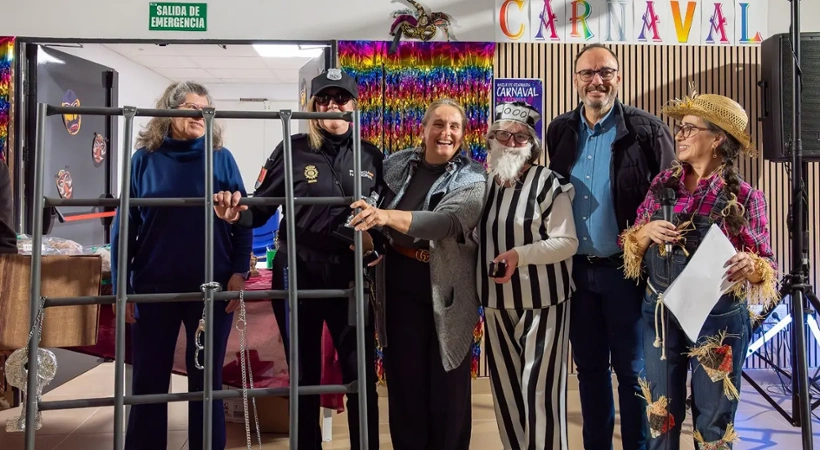 El Baile de Mayores de Carnaval llena el Centro Social Cifuentes