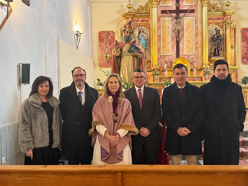 Ana Guarinos junto a miembros de corporación municipal en la iglesia de San Blas
