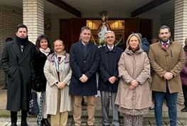 Ana Guarinos, junto al alcalde pedáneo de Valdenoches, Fernando Arroyo, y varios miembros de la Corporación municipal