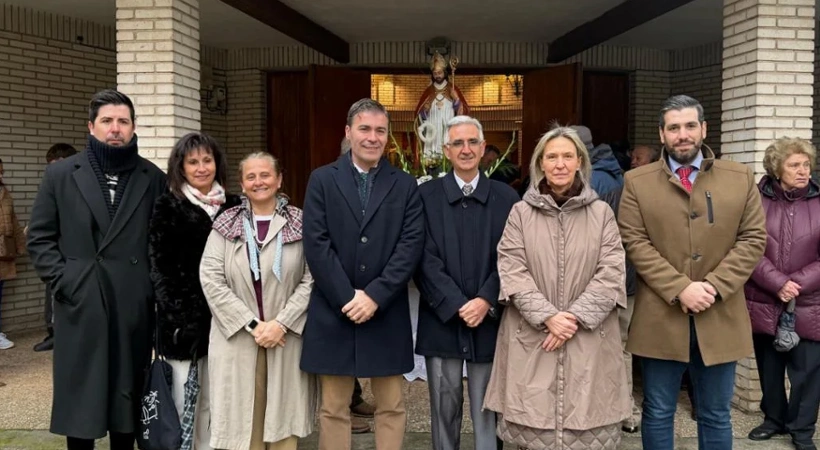 Ana Guarinos, junto al alcalde pedáneo de Valdenoches, Fernando Arroyo, y varios miembros de la Corporación municipal