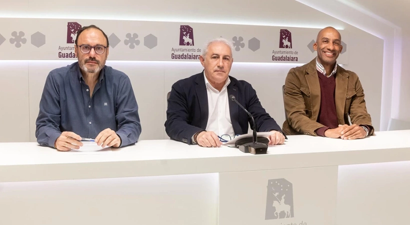 Chema Antón, concejal de Seguridad; Roberto Narro, concejal; Armengol Engonga, concejal de deportes